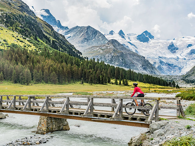 Mit dem E-Bike über eine Brücke über einen Fluss