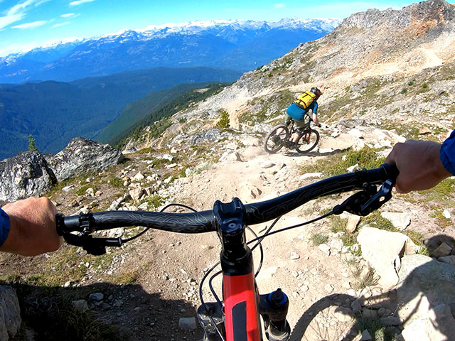 Fahrersicht auf anspruchsvolle Singletrail Abfahrt